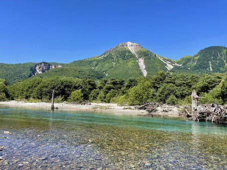 焼岳と梓川の夏の風景 焼岳と梓川の夏の風景の写真