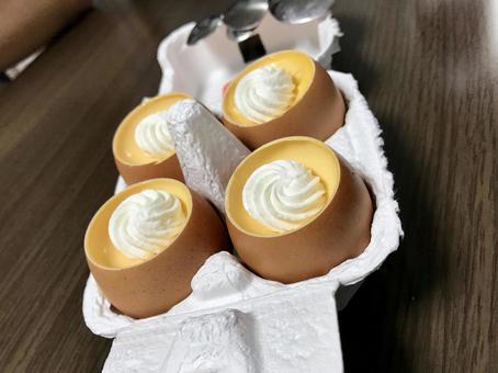 卵の殻に入ったプリンとホイップクリーム 卵の殻に入ったプリンとホイップクリーム プリン,スイーツ,デザートの写真素材