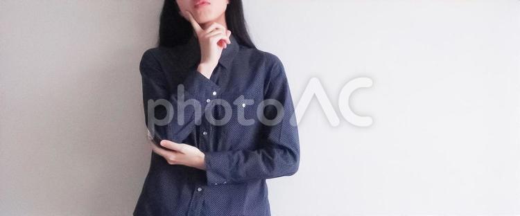 考え込む女性(横長) 悩む,考え込む,考えるの写真素材