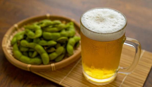 ビールと枝豆 夏の風物詩 ビールと枝豆 夏の風物詩の写真