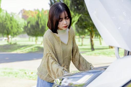 自動車の故障で困る女性 自動車の故障で困る女性 女性,自動車,故障の写真素材