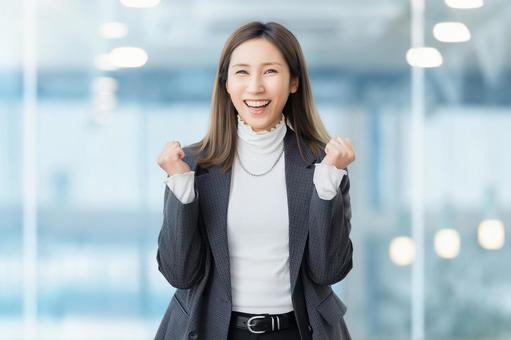 ガッツポーズをする女性・ビジネスウーマン 女性,ガッツポーズ,笑顔の写真素材