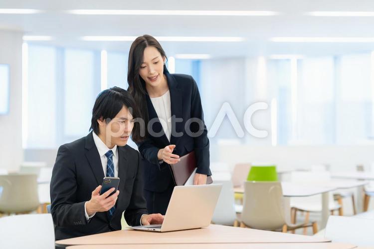 会議をする男女のビジネスマン ビジネス,会議,オフィスの写真素材