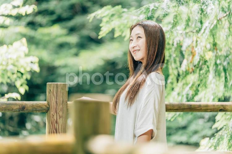 森の中を歩く日本人女性（森林セラピー） 森林セラピー,森,セラピーの写真素材