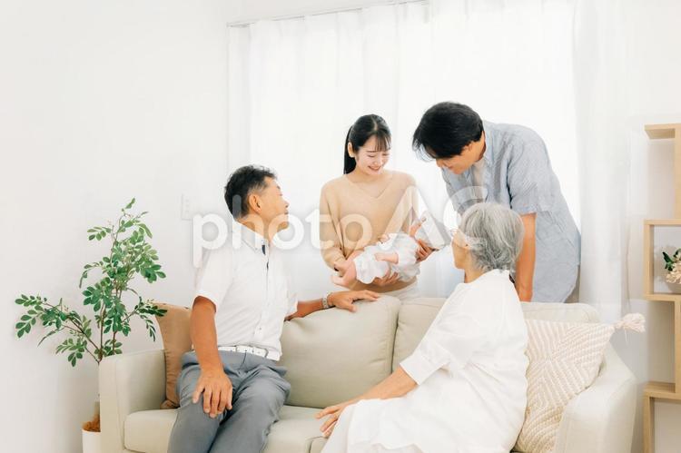 老夫婦と若い夫婦（里帰り出産） 家族,三世代家族,孫の写真素材
