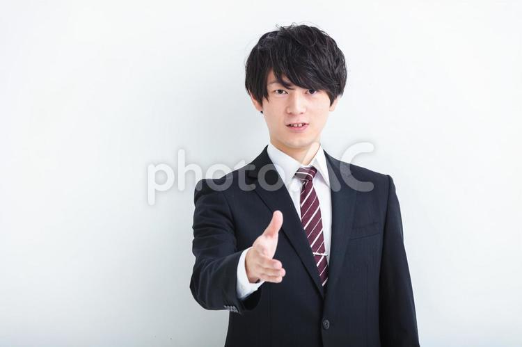 握手を求めるスーツの男性 男性,ビジネス,スーツの写真素材