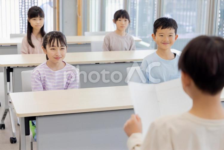 発表をする小学生 小学生,女性,男性の写真素材