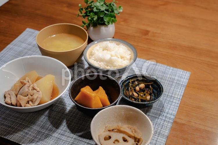 煮物中心の和風夕食 夕食,和食,煮物の写真素材