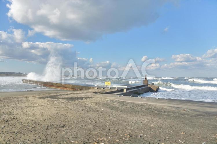 防波堤に打ち付ける波 防波堤,波,荒天の写真素材