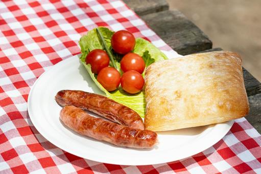 紙皿に盛られたソーセージやパン キャンプ,食事,食べ物の写真素材