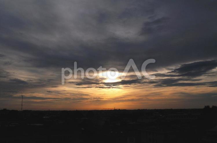 イタリアの夕暮れ時　郊外の街 イタリアの夕日,北イタリア,郊外の写真素材