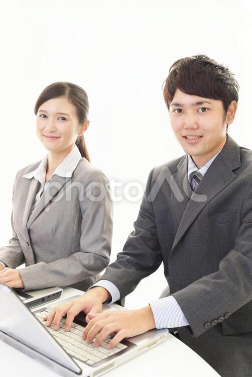 微笑むビジネスマンとビジネスウーマン 男性,女性,ビジネスマンの写真素材