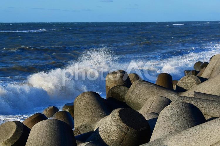 石川県小松市：小松海岸 日本海,海岸,波しぶきの写真素材