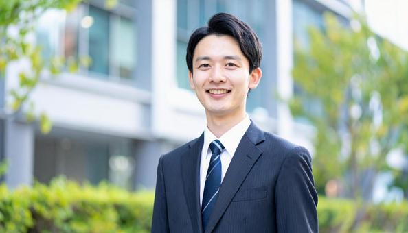 オフィス街とビジネス男性 オフィス街とビジネス男性の写真