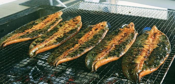 炭火焼きのうなぎ 炭火焼きのうなぎ たれ,炭焼き,着火の写真素材