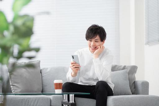 Image of a man operating a smartphone, smartphone, człowiek, aplikacja aktywności małżeńskiej, JPG