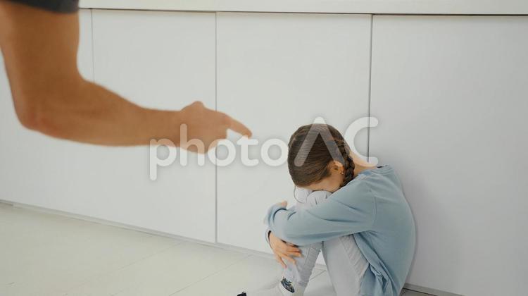 指さして説教されて泣いている女の子 女の子,悲しみ,手元の写真素材