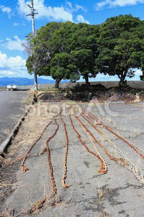 アスファルトに置かれた鎖 鎖,繋がる,長いの写真素材
