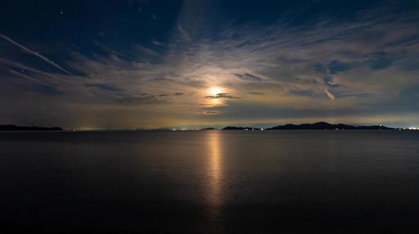 月の道が照らす湖の静かな夜 月,道,湖の写真素材