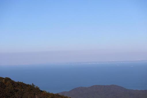山の先の青い海面の海と霞む島と青空の風景 山の先の青い海面の海と霞む島と青空の風景 山,先,青いの写真素材
