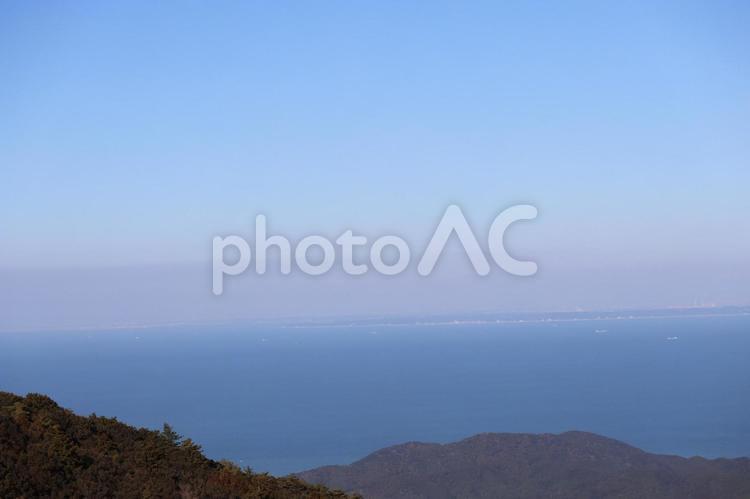 山の先の青い海面の海と霞む島と青空の風景 山,先,青いの写真素材