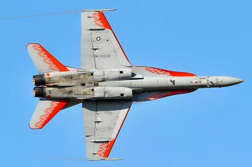 燃える翼 f/aー18,ホーネット,旋回の写真素材