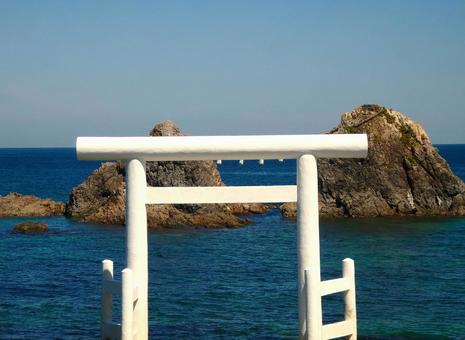 白い鳥居と夫婦岩 白い鳥居と夫婦岩の写真