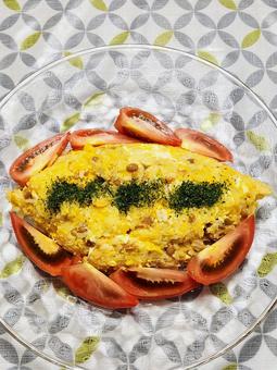 包まないオムレツとトマト 包まないオムレツとトマトの写真