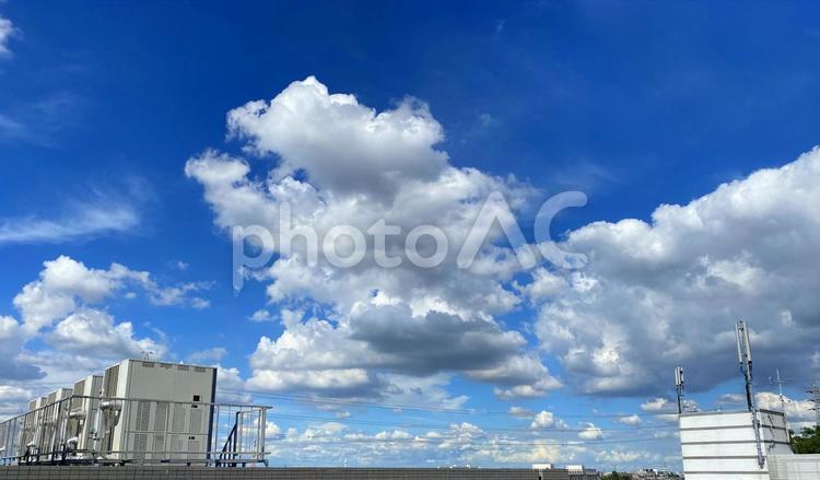 屋上からの風景 2 空,青空,入道雲の写真素材