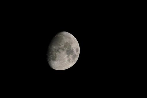 7月、12目の月霧の中から現る 7月、12目の月霧の中から現る 月,12日目,霧の写真素材