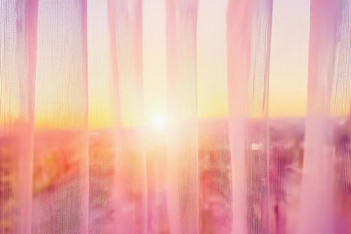 透けるカーテン越しに差し込む朝日 透けるカーテン越しに差し込む朝日の写真