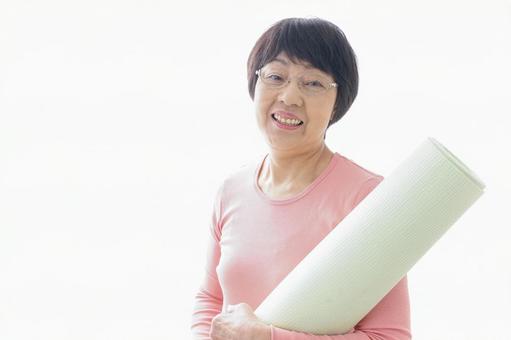 ヨガをするシニア女性 ヨガをするシニア女性 退職,トレーニング,自宅の写真素材