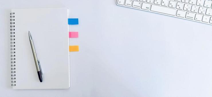 筆記用具 付箋の付いたノートとボールペン 筆記用具 付箋の付いたノートとボールペン 筆記用具,文房具,事務用品の写真素材