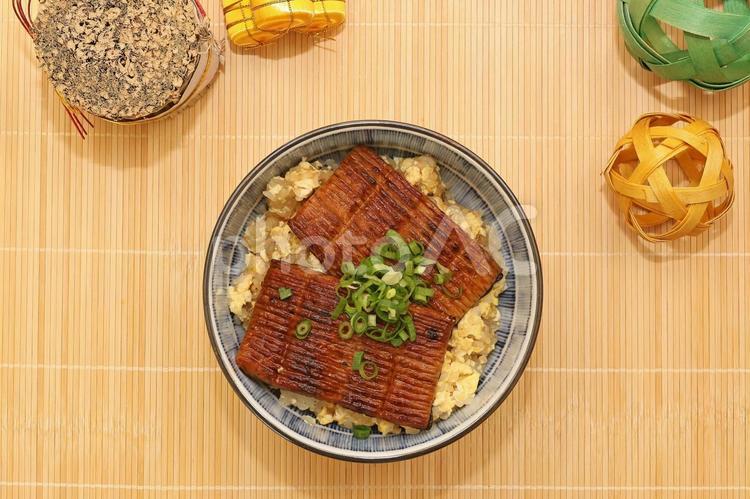ウナギの蒲焼丼風 かまぼこ,練り物,ウナギの写真素材