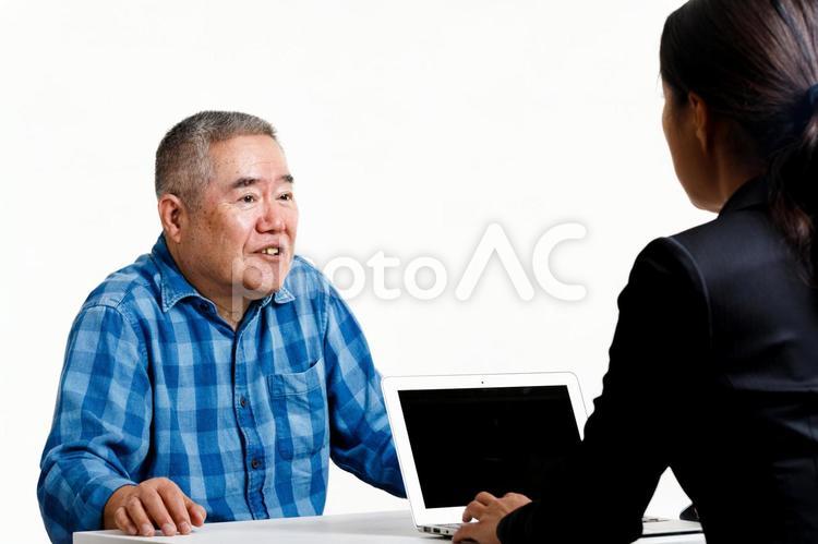 シニア男性と応対するスーツの女性 おじいさん,パソコン,女性の写真素材