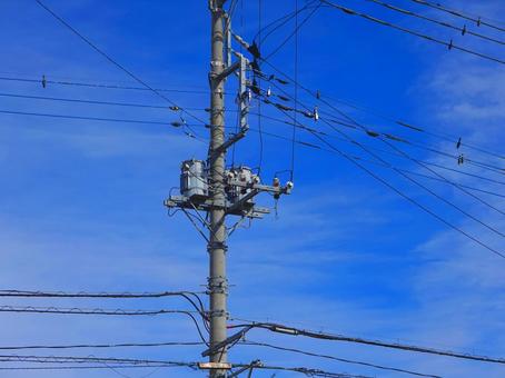 大切なライフライン・電柱 大切なライフライン・電柱 電柱,電線,晴れの写真素材