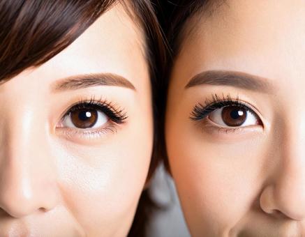 女性2人の目のアップ 女性2人の目のアップの写真