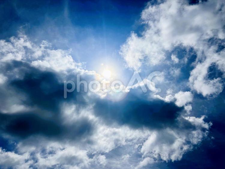 夏のギラギラした青空とまぶしい陽光 青空,空,雲の写真素材