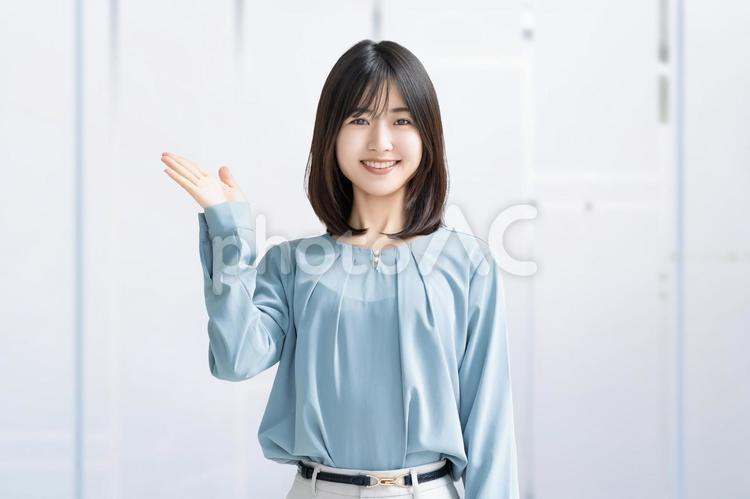 手で案内をする女性・ビジネスウーマン 女性,ビジネス,笑顔の写真素材