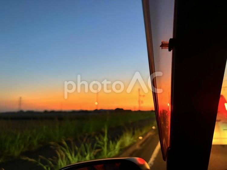夕陽を見に行く 夕陽,夕日,海の写真素材