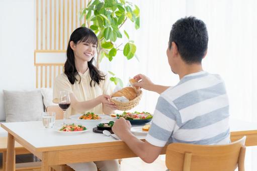 ダイニングで食事をするミドルの夫婦 ダイニングで食事をするミドルの夫婦 食事,家族,夫婦の写真素材