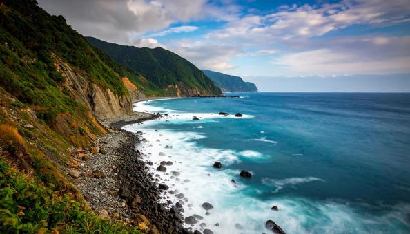 波が打ち寄せる岸壁の写真