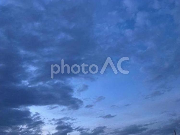 10月の夕方の空01 空,夕方,雲の写真素材