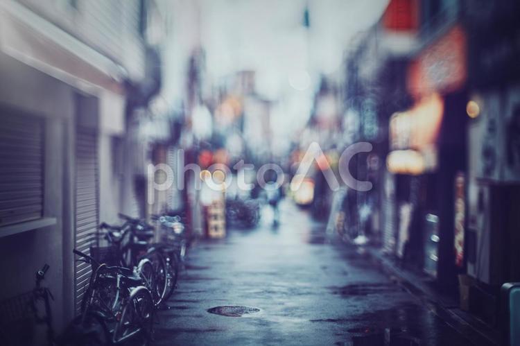雨に濡れた路地 ぼかし風景 路地,雨,雨天の写真素材