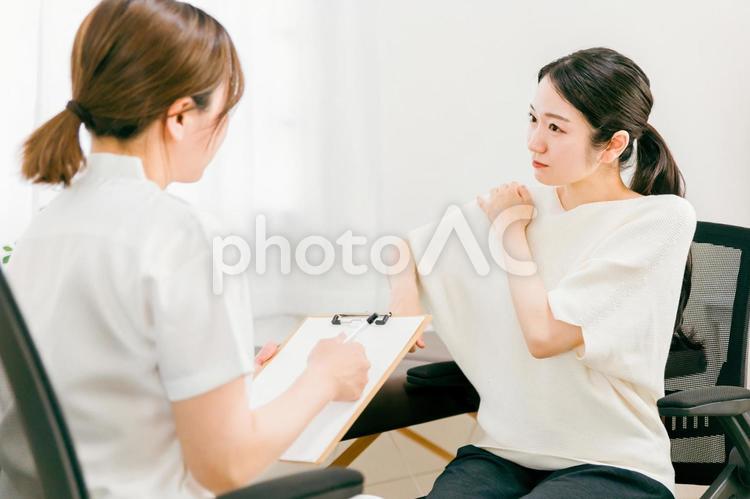 肩こりで整体・整骨・マッサージに来た女性 整体,整骨,整骨院の写真素材