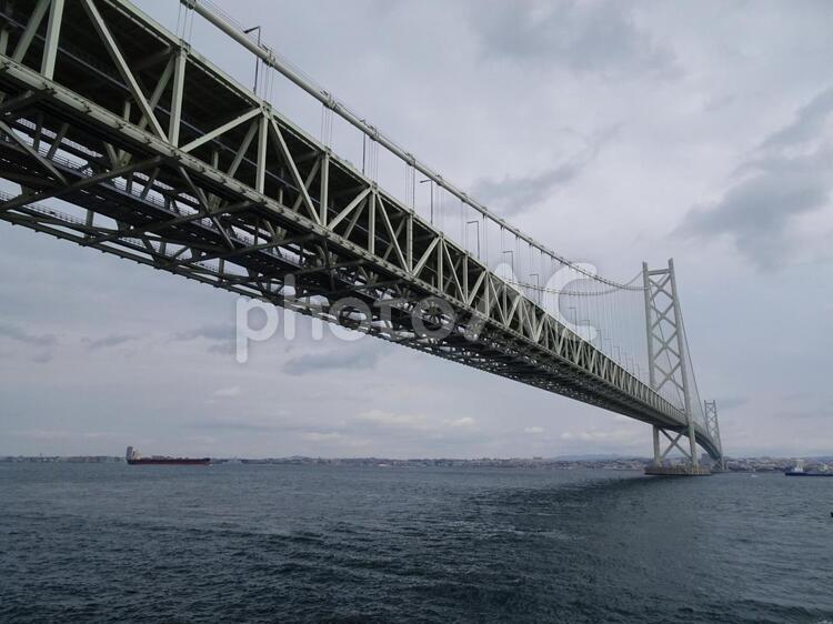 明石海峡大橋と海 明石海峡大橋,橋,海にかかる橋の写真素材