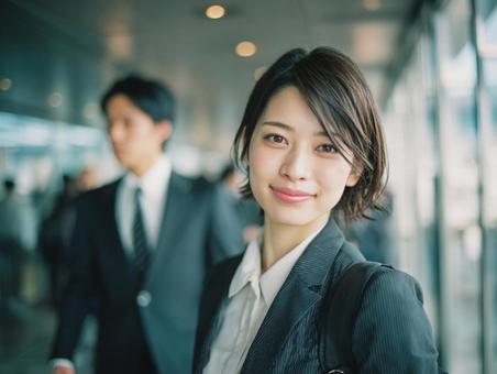 カメラ目線のスーツの女性 カメラ目線のスーツの女性の写真