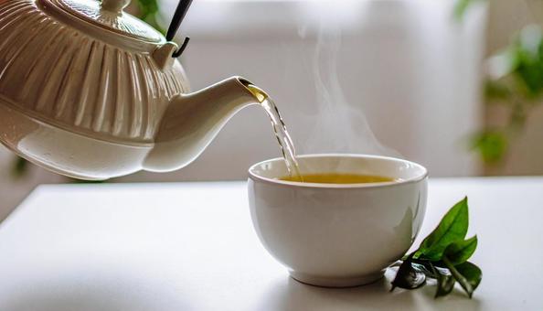 急須から湯呑に緑茶をそそぐ 急須から湯呑に緑茶をそそぐの写真
