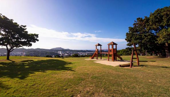 公園のカラフルな滑り台の写真