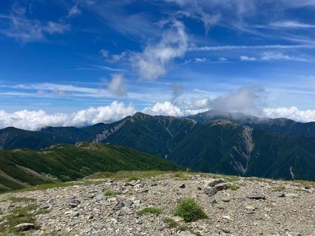 夏の悪沢岳へ登山25 遠くの山々 夏の悪沢岳へ登山25 遠くの山々の写真